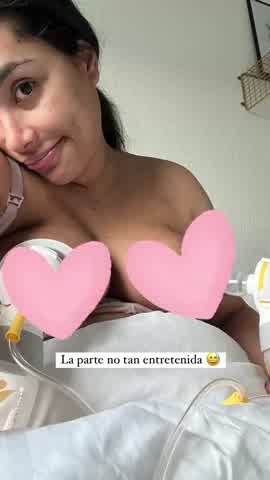 Natalia Rodríguez amamantando a su hija